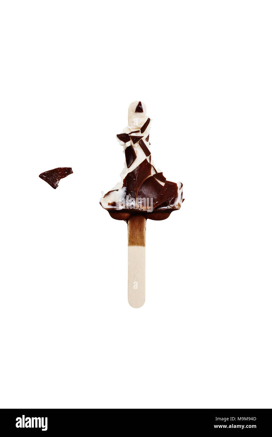 Gebissen Schokolade Vanille Eis Bar auf einen hölzernen Stock über einem weißen Hintergrund. Beschneidungspfad enthalten. Stockfoto
