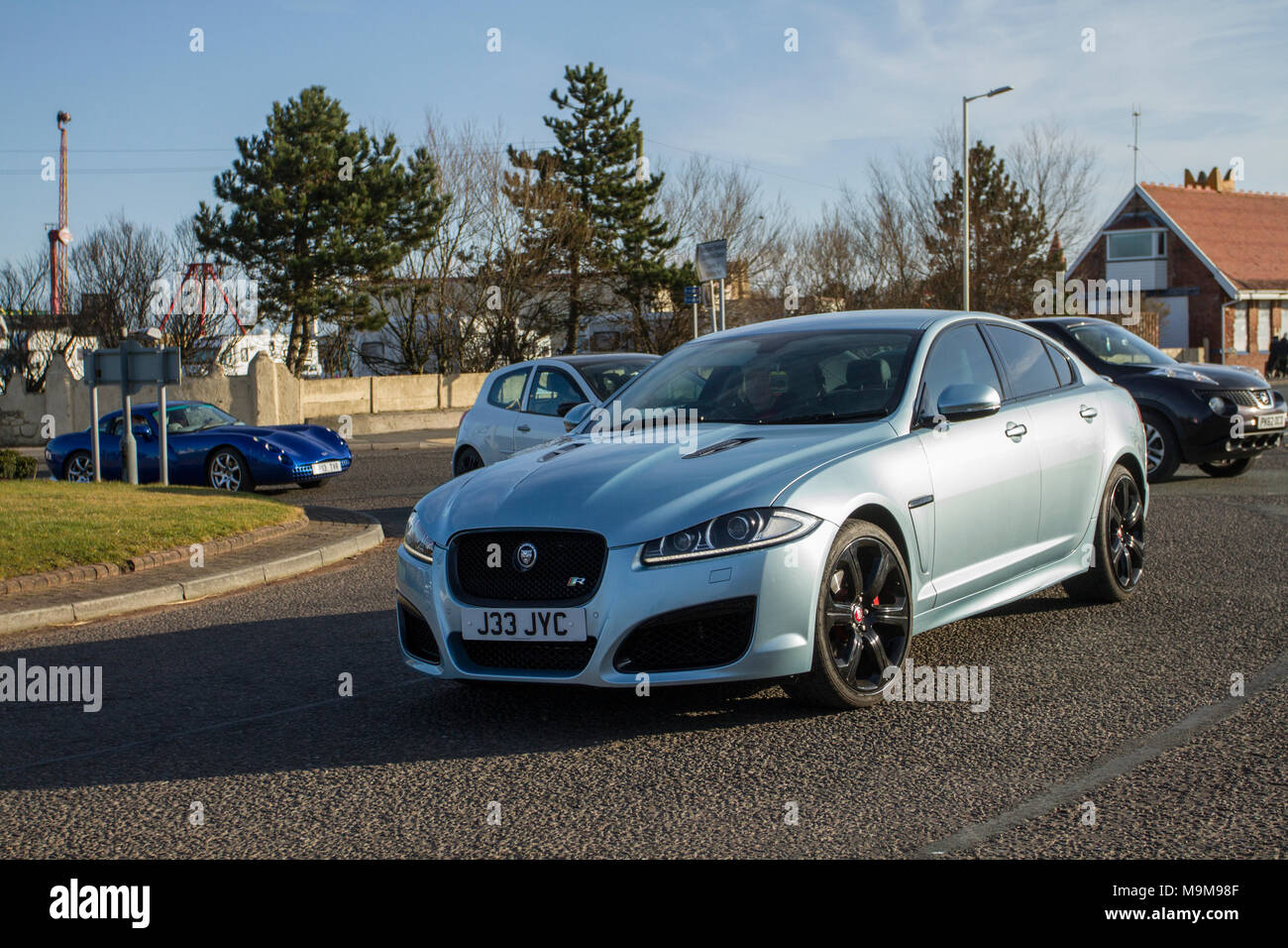 2013 blaue Jaguar XF Luxury D Auto 2179cc Diesel 4dr Limousine auf der North-West Supercar Veranstaltung als Autos und Touristen in der Küstenstadt an einem warmen Frühlingstag ankommen. Supercars sind an der Strandpromenade von der Stange, während Liebhaber von klassischen und luxuriösen Autos einen Tag lang fahren. Stockfoto