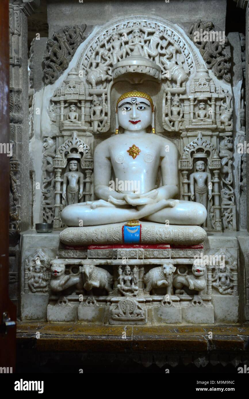 Skulptur von Mahavira oder Varshamana in der kunstvoll geschnitzten Jain Tempel Jaisalmer Indien Rajashan Stockfoto