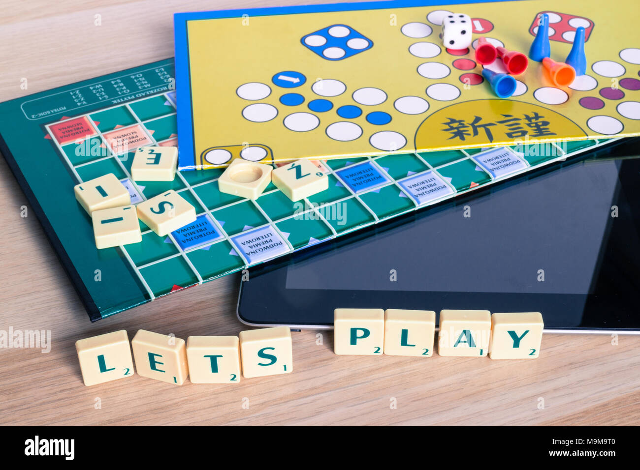 Text Let's Play an Bord Spiele und Abstellen Tablet auf Tisch Stockfoto