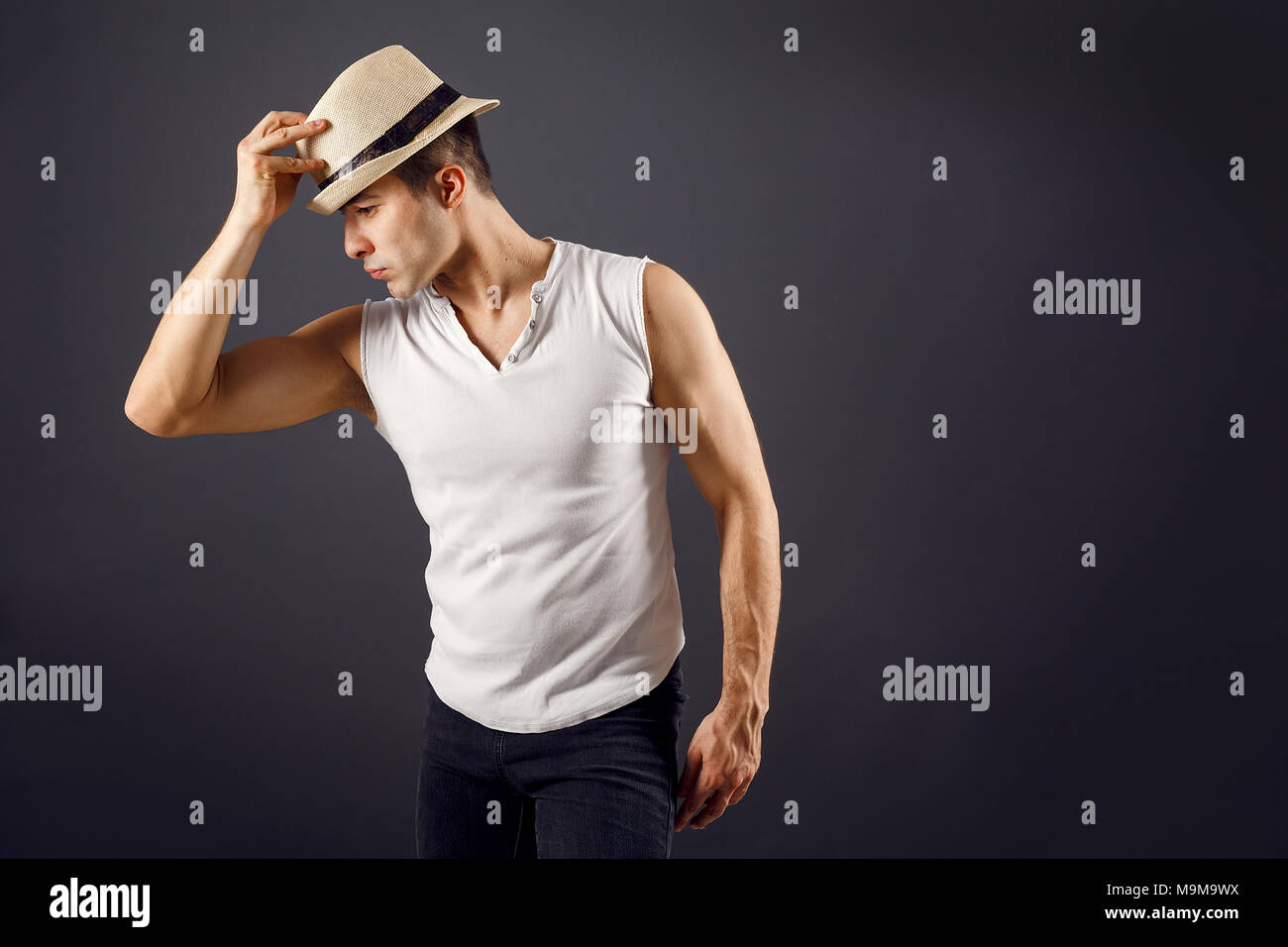 Man Fashion Model, stilvolle junge Mann mit Fedora Hut Stockfoto