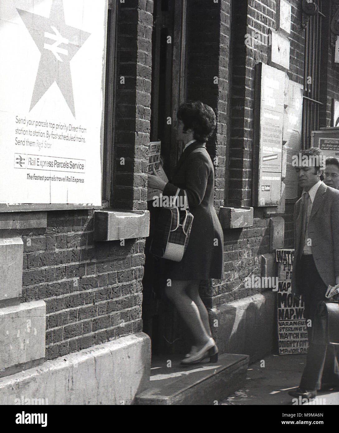 1970 s, historischen, Bahnreisende Eingabe neuer Cross Bahnhof in South East London, England. Zu diesem Zeitpunkt, Streiks und abgebrochen Züge wurden ein gemeinsames Auftreten auf der British Rail und in diesem Fall die Plattformen waren voll und Fahrgäste hatte außerhalb der Station zu warten, bevor sie eintreten. Stockfoto
