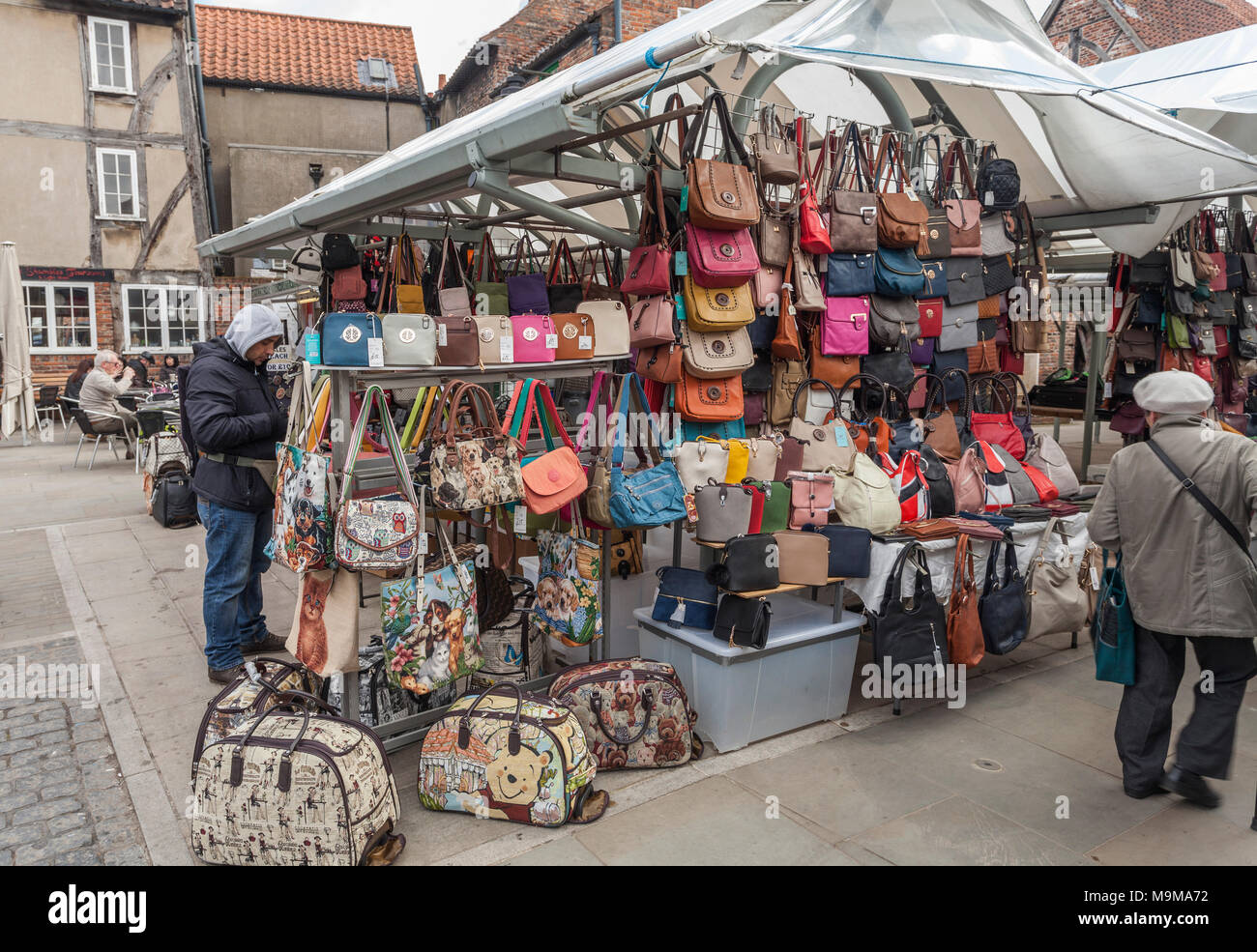 Taschen und Handtaschen auf dem Markt in York, North Yorkshire, England, UK  Abschaltdruck Stockfotografie - Alamy