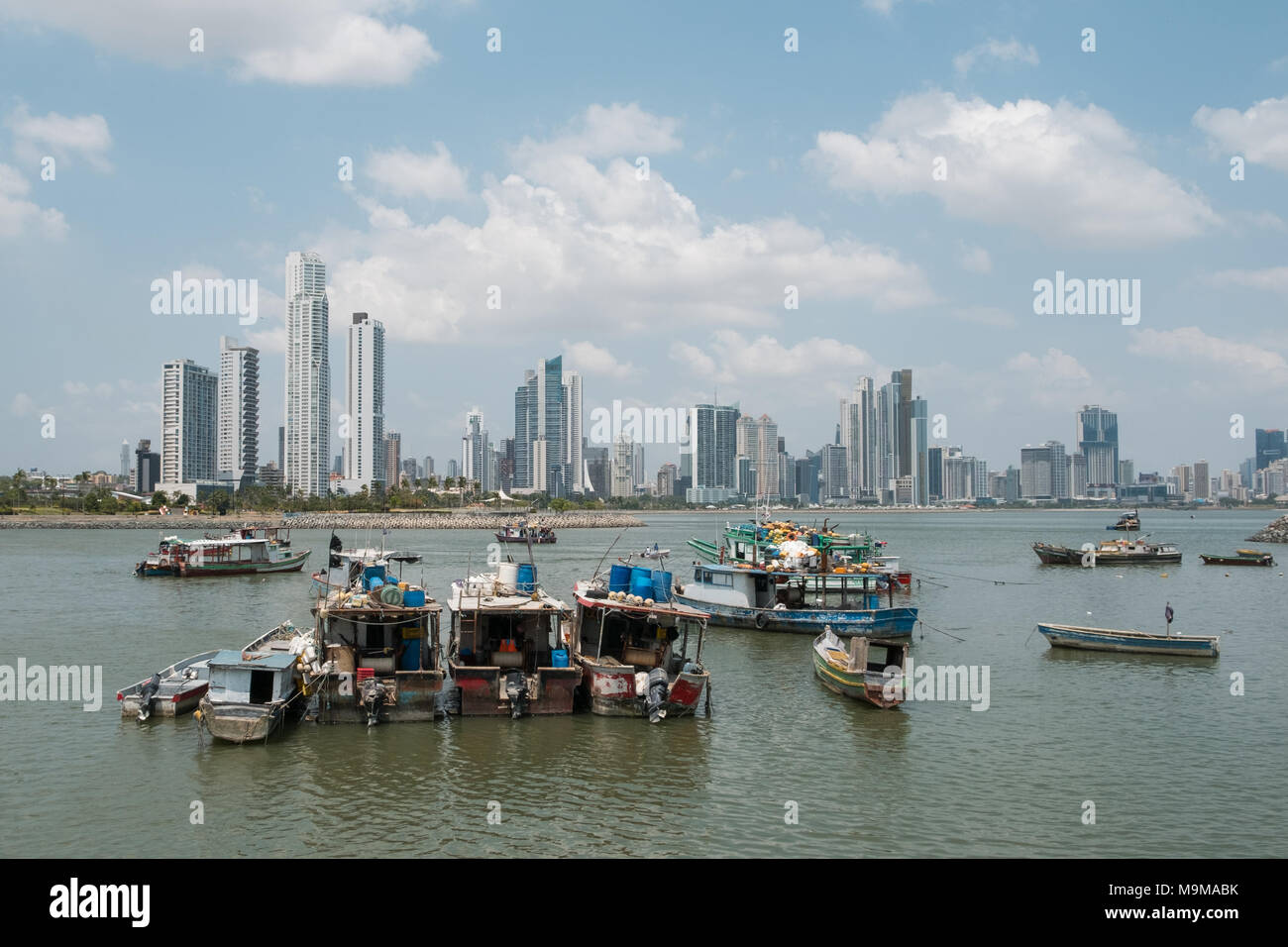 Panama City, Panama - März 2018: Boote in der Nähe von Fischmarkt und Wolkenkratzer Skyline, Küste von Panama City, Panama Stockfoto