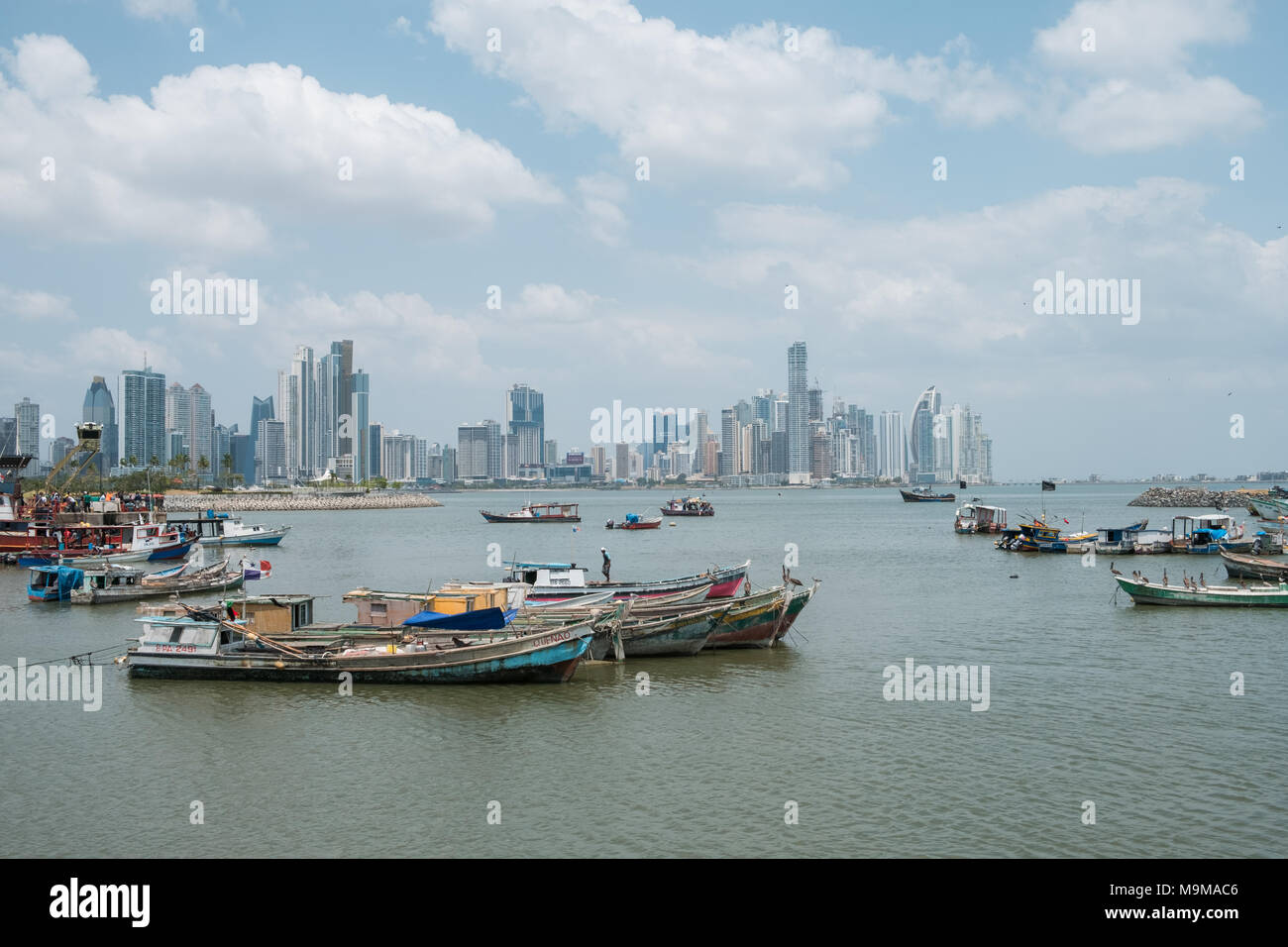 Boote in der Nähe von Fischmarkt und Wolkenkratzer Skyline, Küste von Panama City, Panama Stockfoto