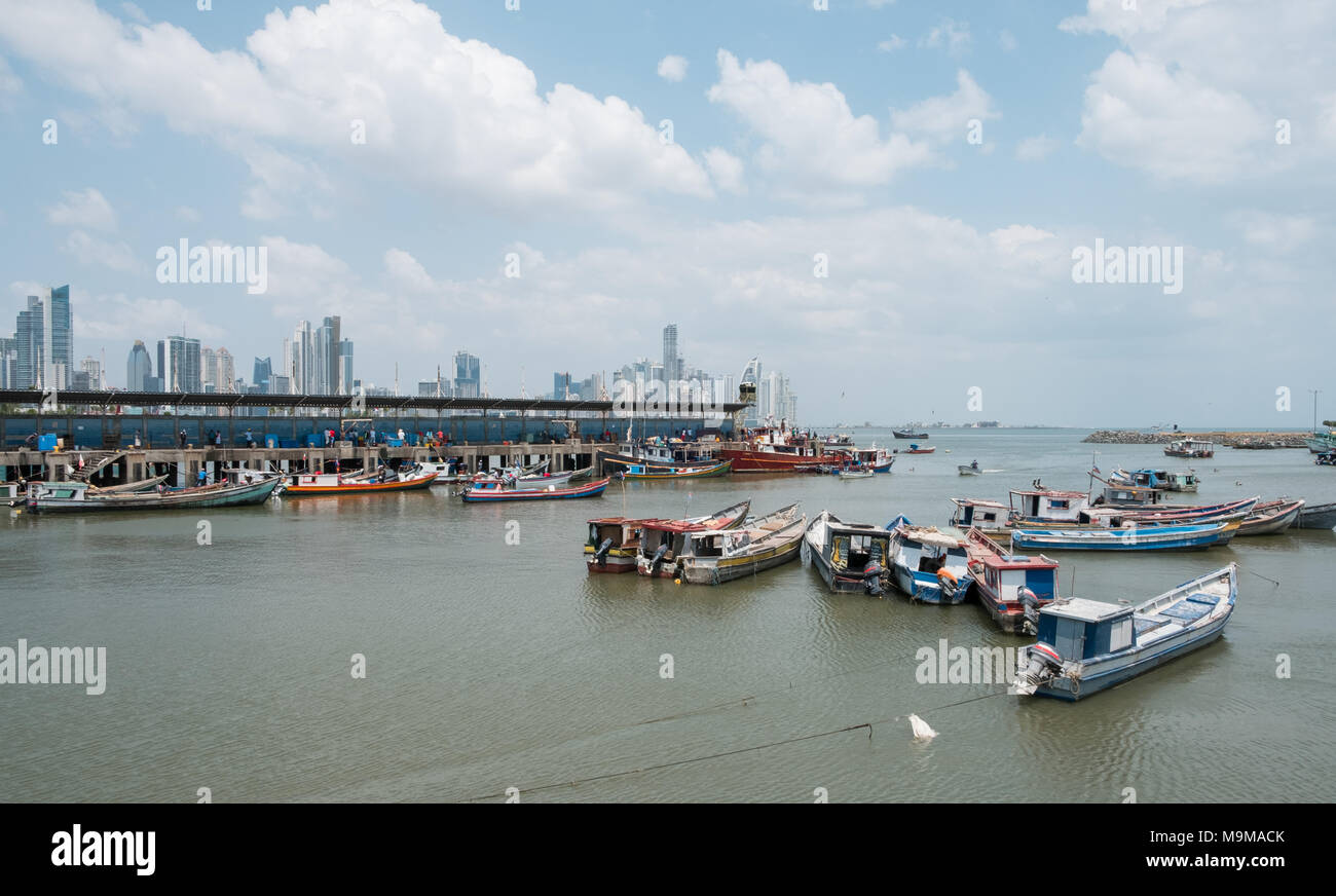 Panama City, Panama - März 2018: Boote in der Nähe von Fischmarkt und Wolkenkratzer Skyline, Küste von Panama City, Panama Stockfoto