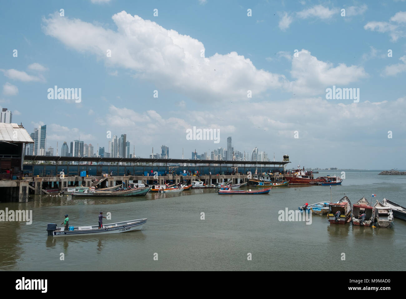 Panama City, Panama - März 2018: Fischer und Boote auf dem Fischmarkt/Hafen und City Skyline, Panama City. Stockfoto