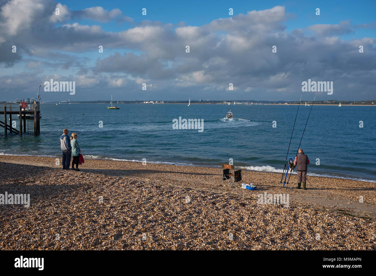 Leute, die vom boot aus angeln Fotos und Bildmaterial in hoher Auflösung Alamy