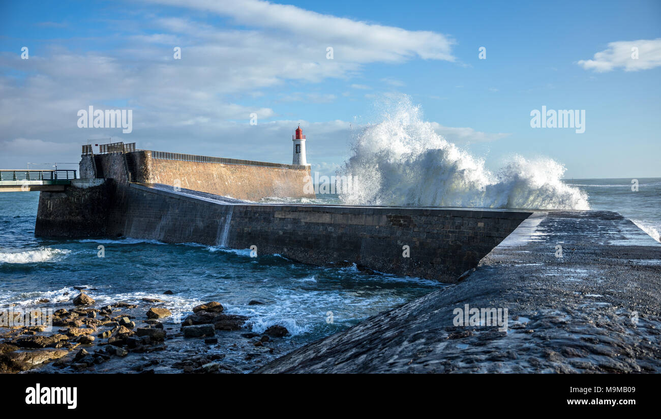 Big Wave Hit der Jetty von La Chaume (Les Sables d'Olonne, Frankreich) Stockfoto