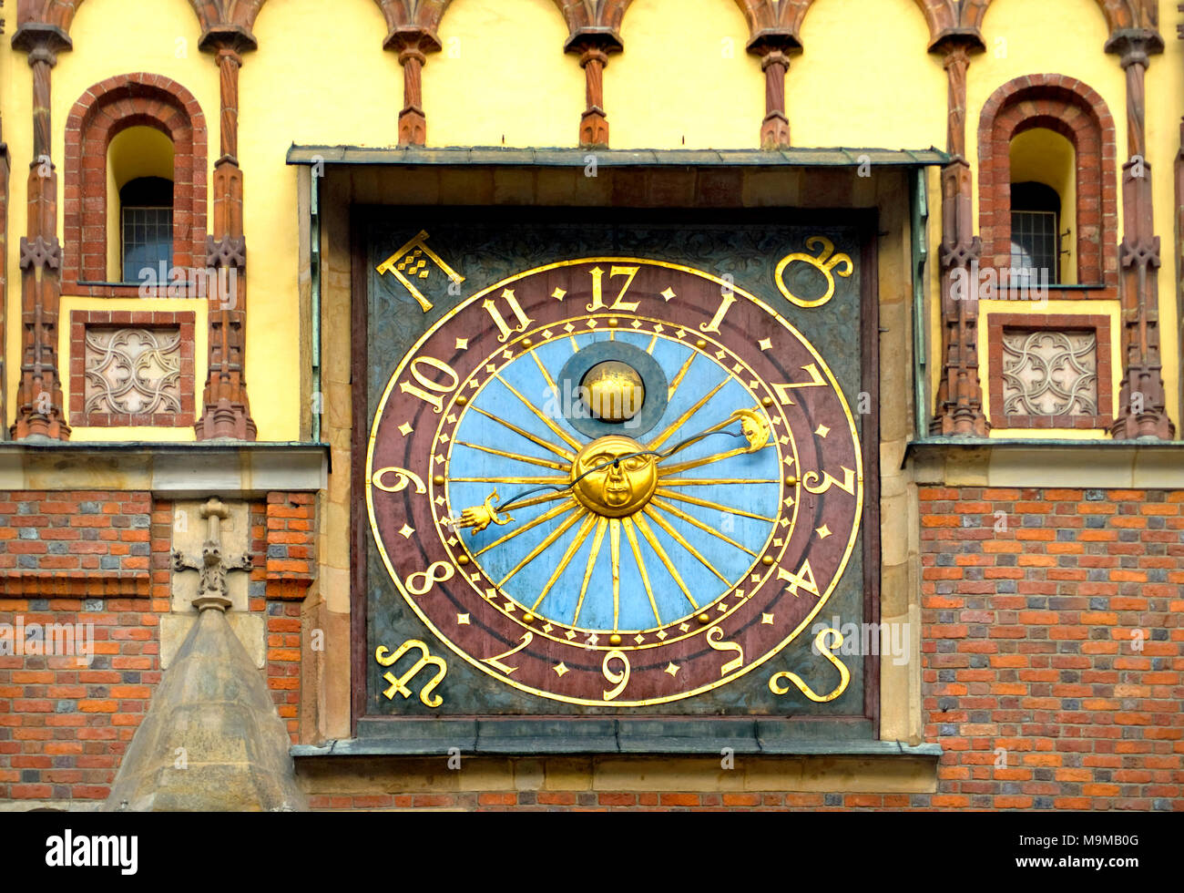Breslau, Schlesien, Polen. Rathaus in der Hauptmarkt (Rynek). Detail der Fassade mit astronomische Uhr (1580) Stockfoto