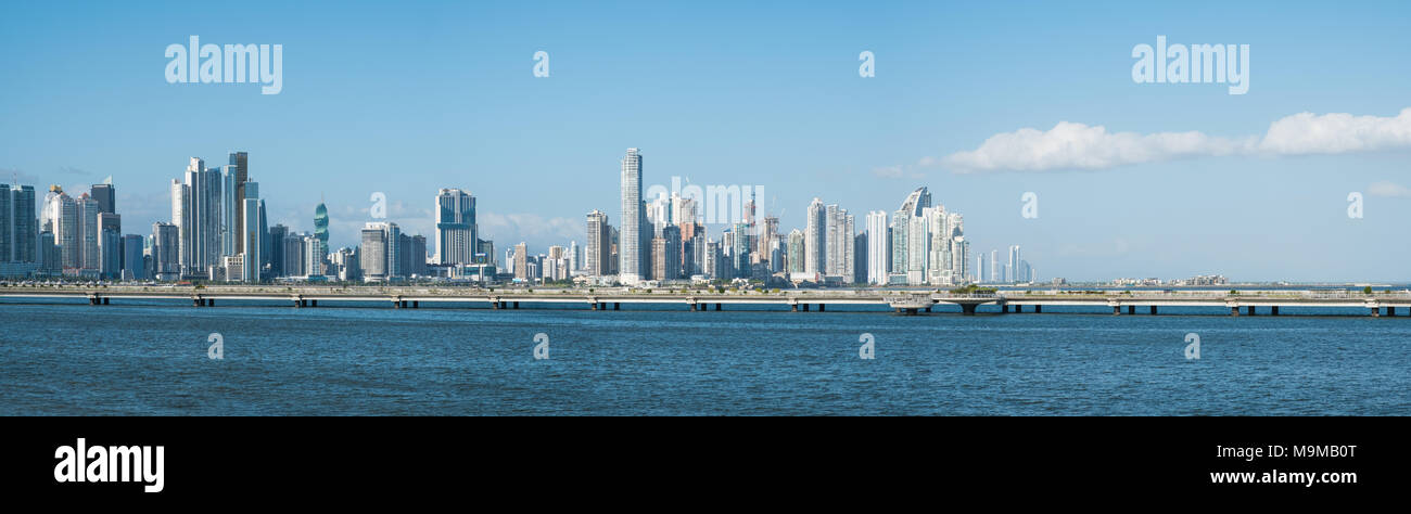 Panama City Skyline aanorama-Business District, Wolkenkratzer in der Innenstadt von Panama City, Ansicht von Casco Viejo - Stockfoto