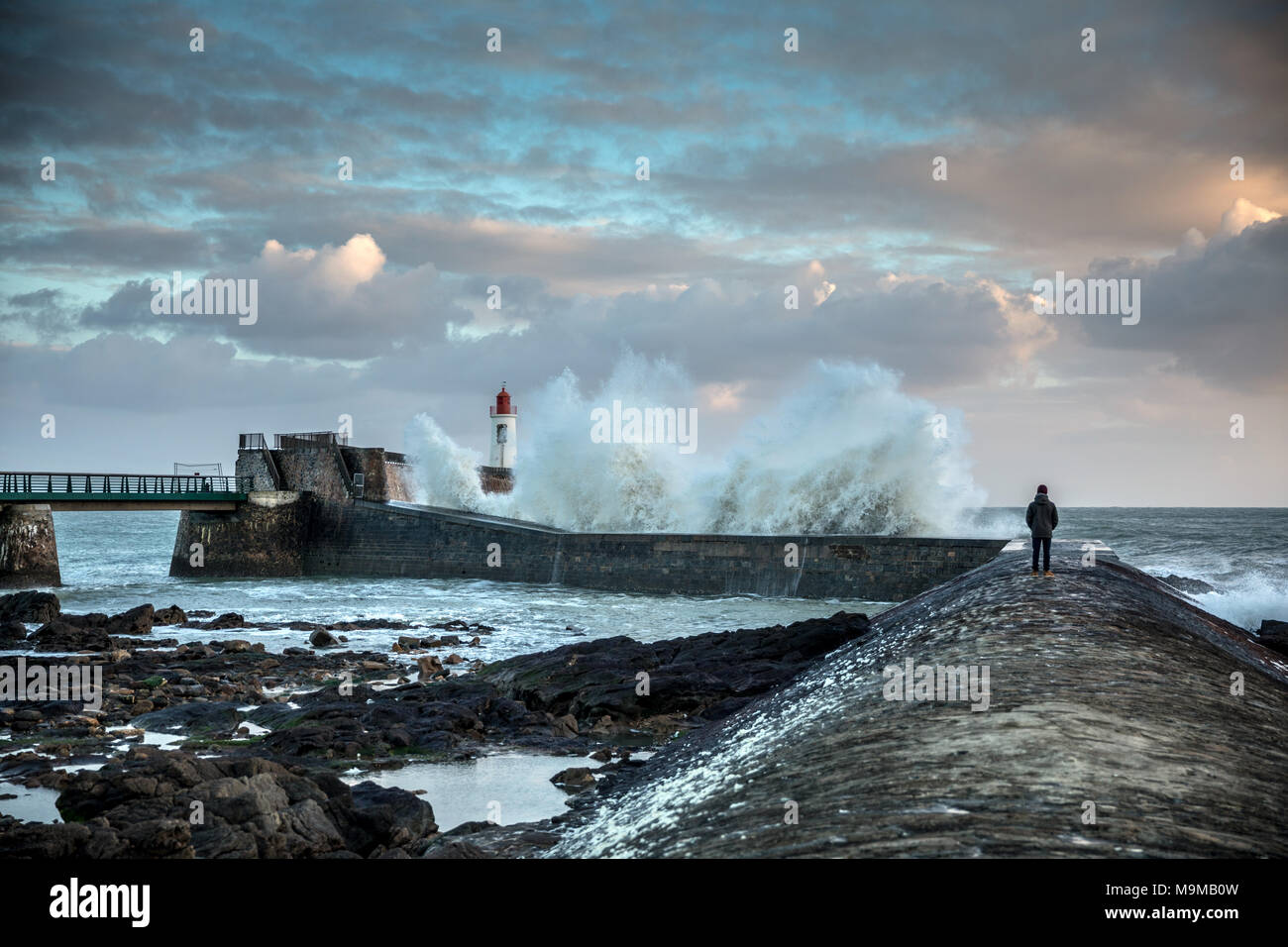 Big Wave Hit der Jetty von La Chaume (Les Sables d'Olonne, Frankreich) Stockfoto