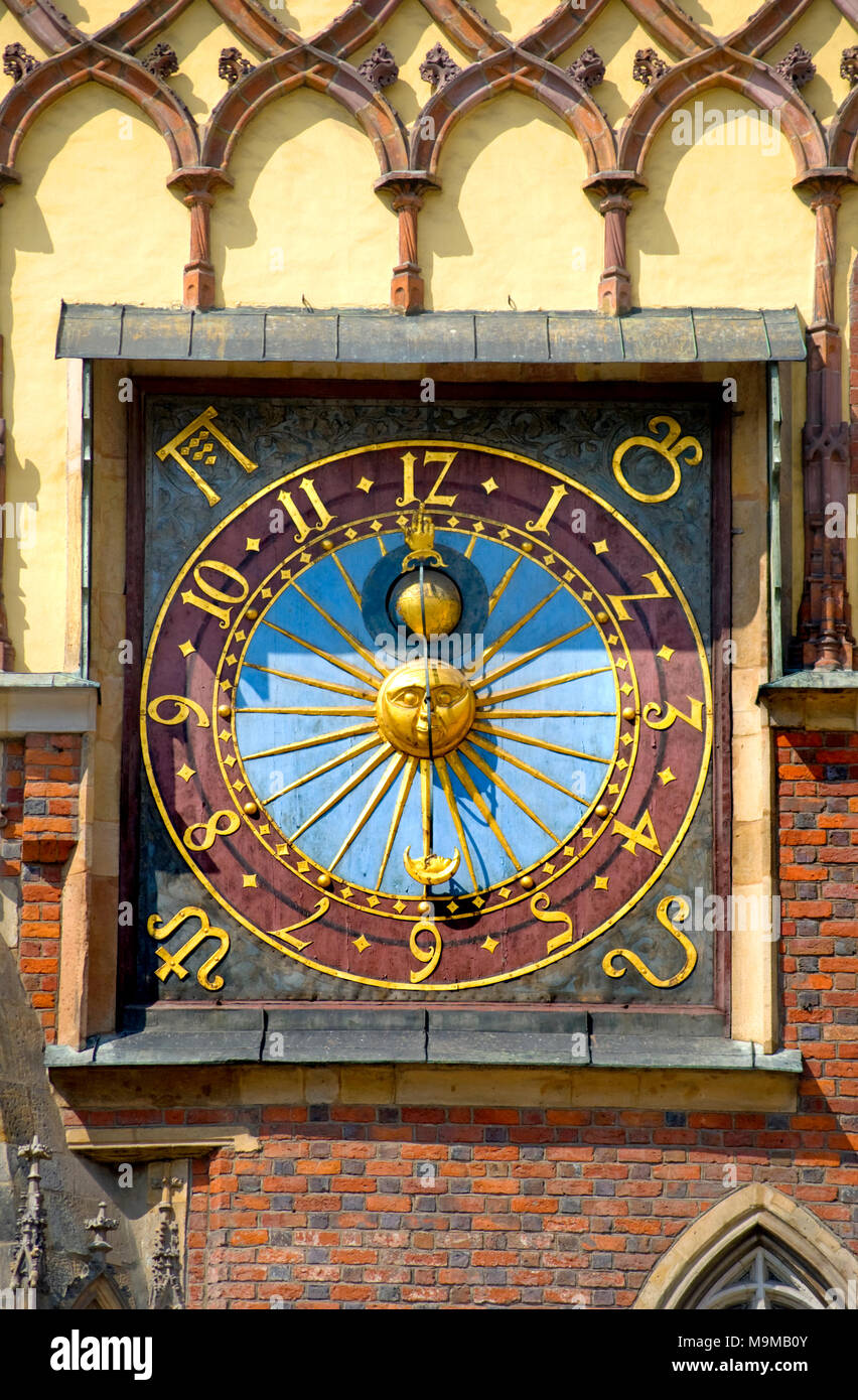 Breslau, Schlesien, Polen. Rathaus in der Hauptmarkt (Rynek). Detail der Fassade mit astronomische Uhr (1580) Stockfoto