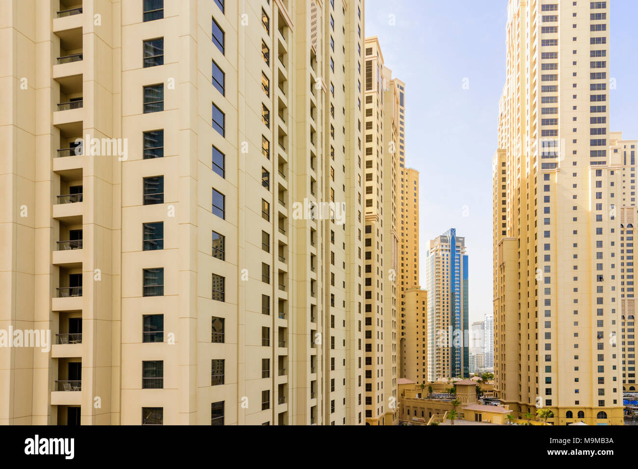 Sandfarbenes hochhaus Türme der Jumeirah Beach Residence, Dubai, VAE Stockfoto