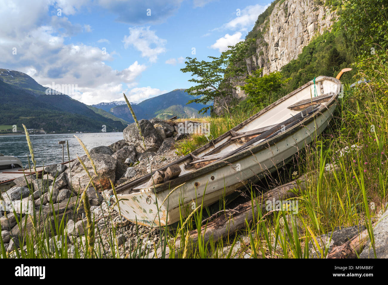 Boot am Ufer, Lustrafjorden, Norwegen, Idylle am Fjord Stockfoto