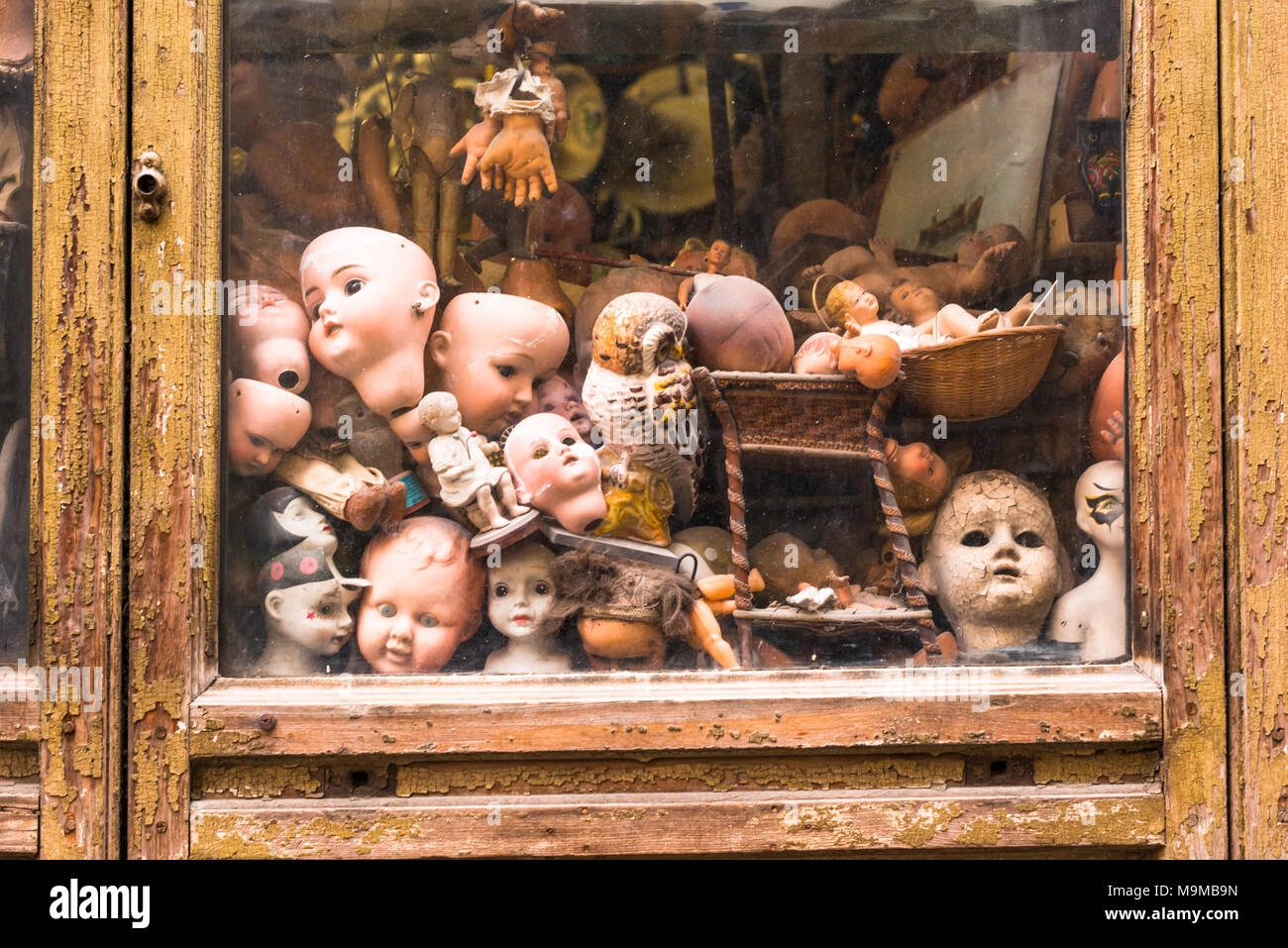 Ospedale delle Bambole (Puppe Krankenhaus). Ein Krankenhaus, in dem antike Puppen neues Leben gegeben sind. Via di Ripetta in der Nähe der Piazza del Popolo. Rom. Italien. Stockfoto