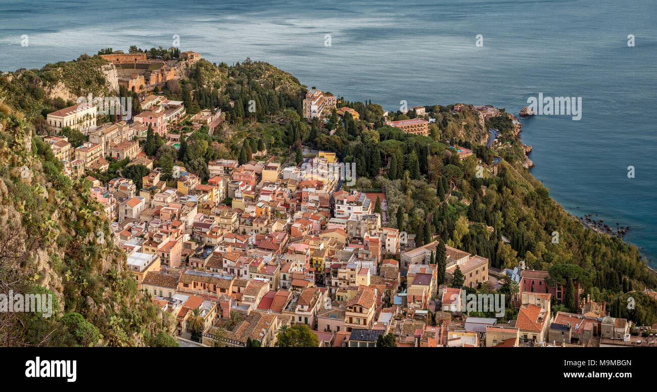 Das Dorf von Taormina Castelmola aus gesehen. In der Provinz Messina, Sizilien, Italien. Stockfoto