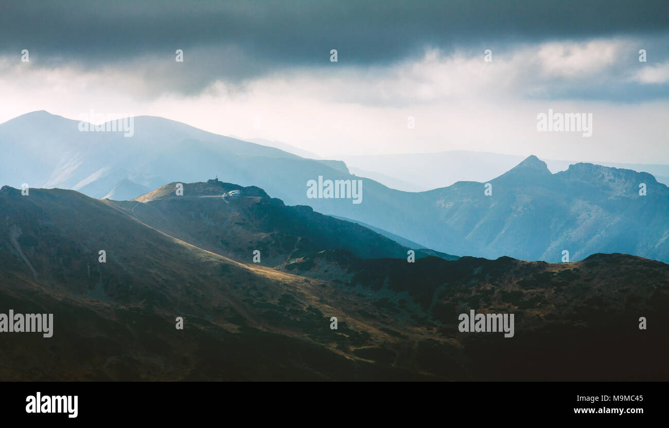 Wetterstation auf einem Berg rigde unter dunklen Wolken, Tatra, Polen. Stockfoto