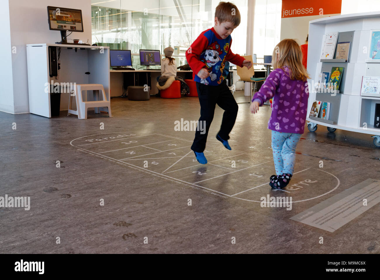 Hopse Spielen auf einer überdachten hopse Spiel in einer öffentlichen Bibliothek in Quebec Kanada Stockfoto