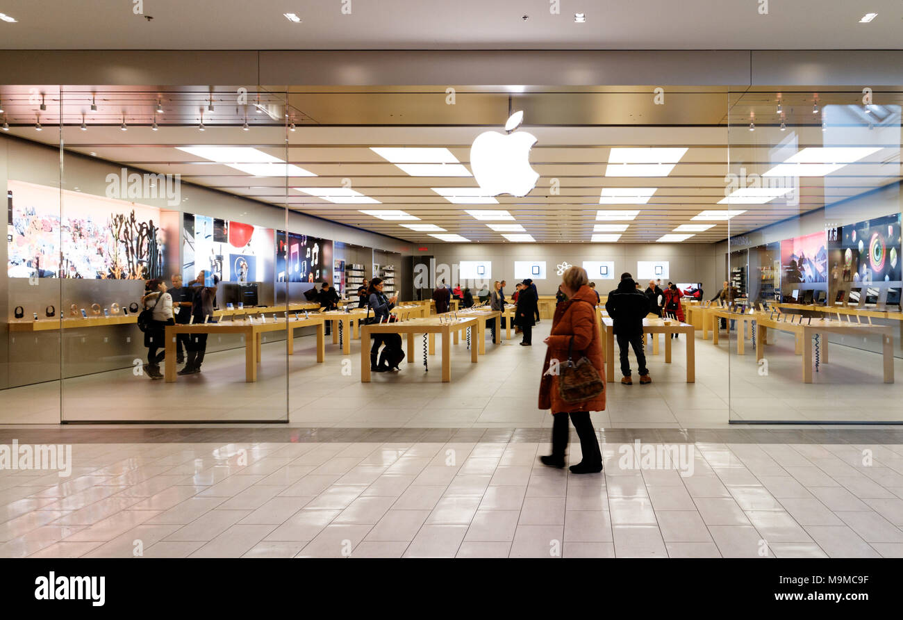 Eine Frau, die das Bestehen der Apple Store in Ste Foy, Quebec, Kanada Stockfoto