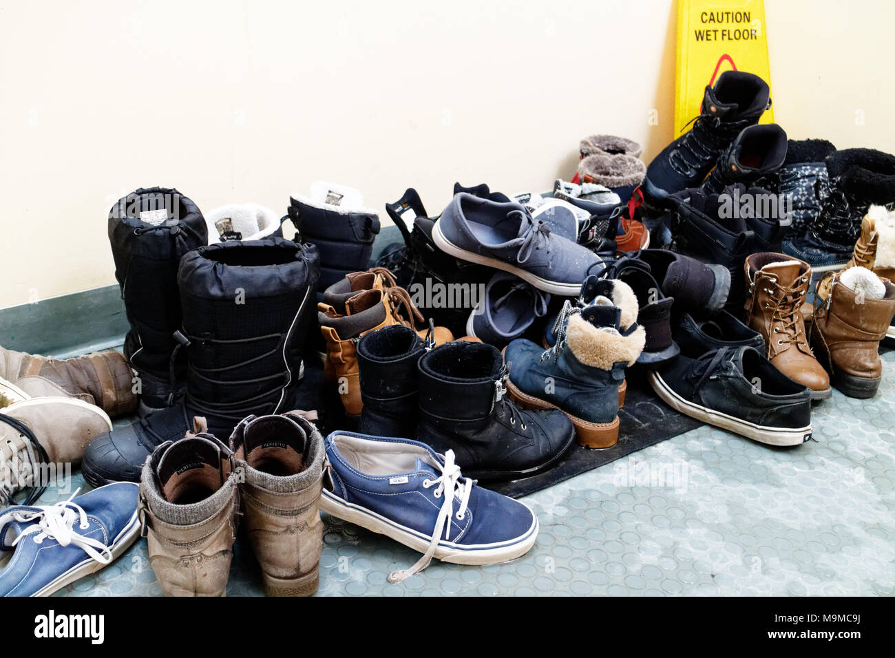 Einen unordentlichen Haufen Schuhe und Winterstiefel Stockfoto