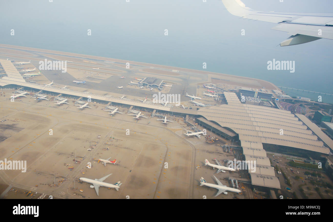 Luftaufnahmen vom internationalen Flughafen mit Flugzeugen parken. Zum internationalen Flughafen Hong Kong. Stockfoto