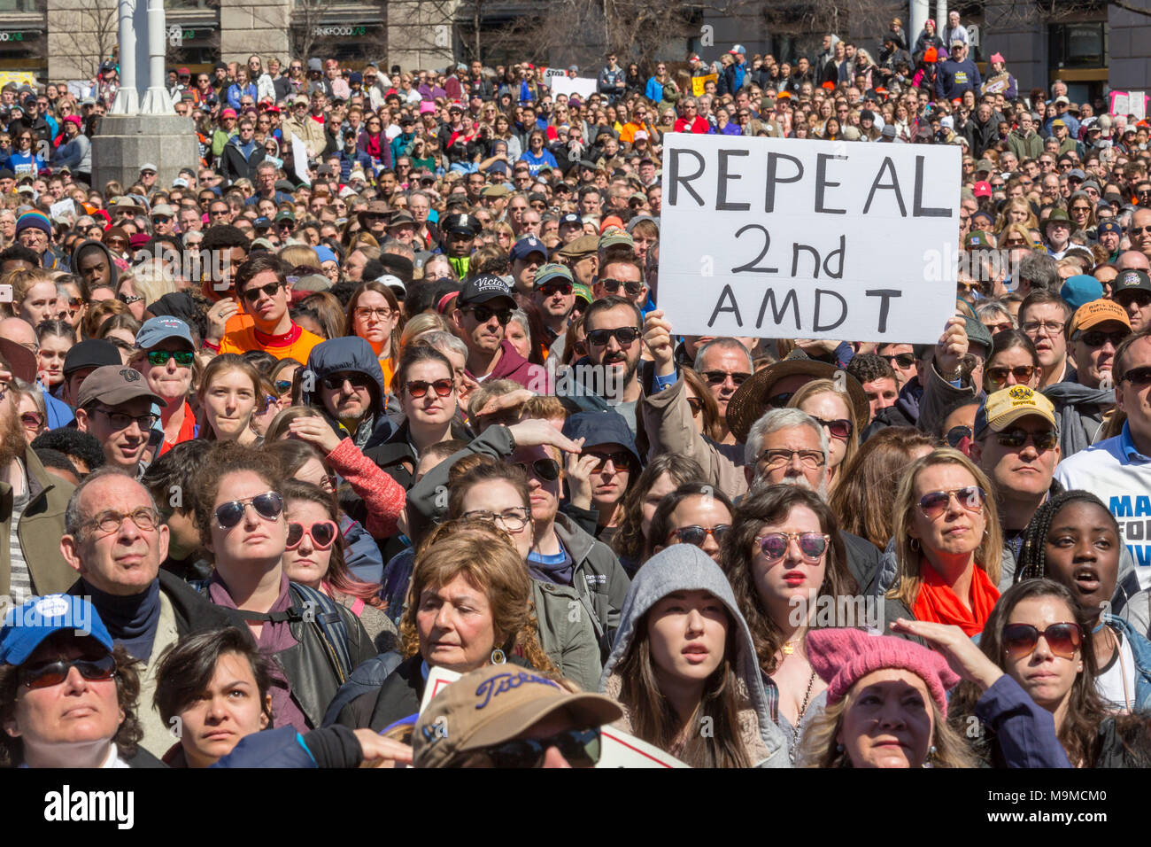 Washington, DC, USA - 24. März 2018 - Hunderte von Tausenden in der Nähe des U.S. Capitol in der 'March versammelt für unser Leben", fordert ein Ende zu gun Vio Stockfoto