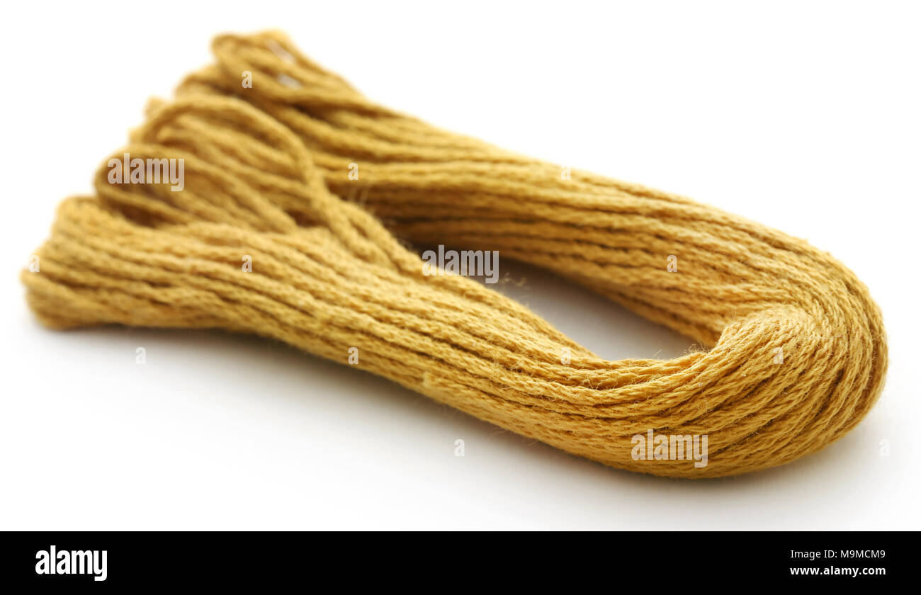 Kammgarn thread von goldener Farbe auf weißem Hintergrund Stockfoto