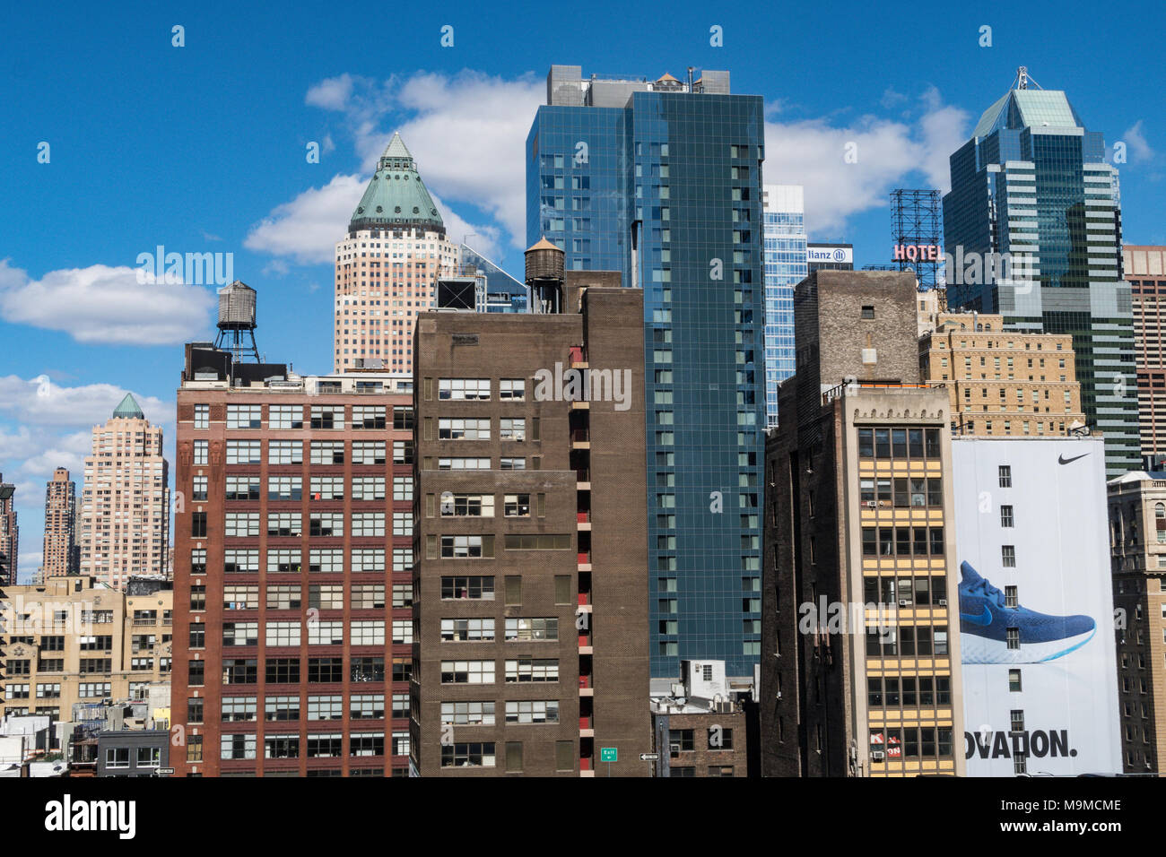 Skyline von Wolkenkratzern in Hell's Kitchen in der Nähe des Times Square, NYC, USA 2018 Stockfoto