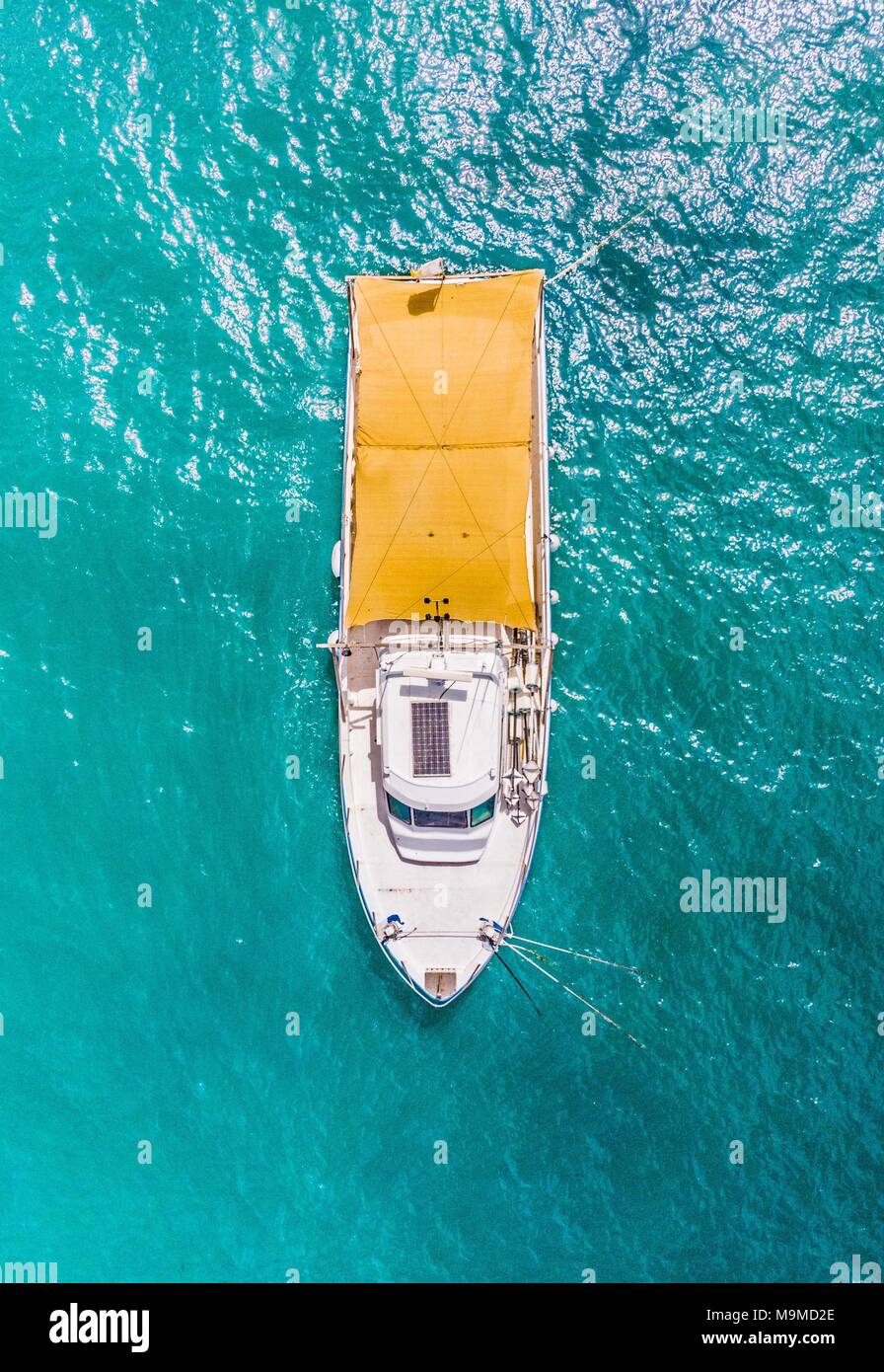 Boot sitzen in das kristallklare Wasser des Mittelmeers in Zypern Stockfoto