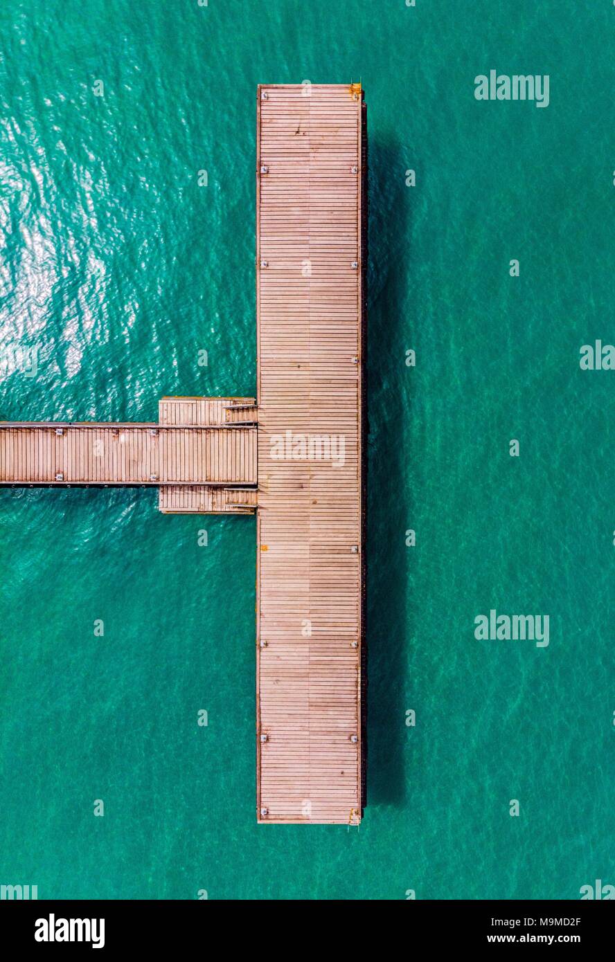 Hoch über einem Pier in Latsi Zypern, innerhalb der schönen blauen Wasser des Mittelmeers Stockfoto