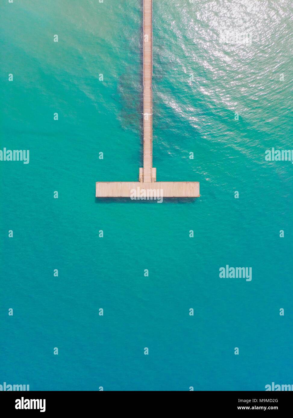 Hoch über einem Pier in Latsi Zypern, innerhalb der schönen blauen Wasser des Mittelmeers Stockfoto