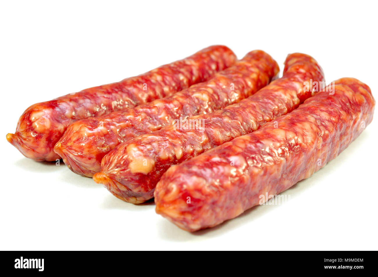 Geräucherte Würstchen auf weißem Hintergrund Stockfoto