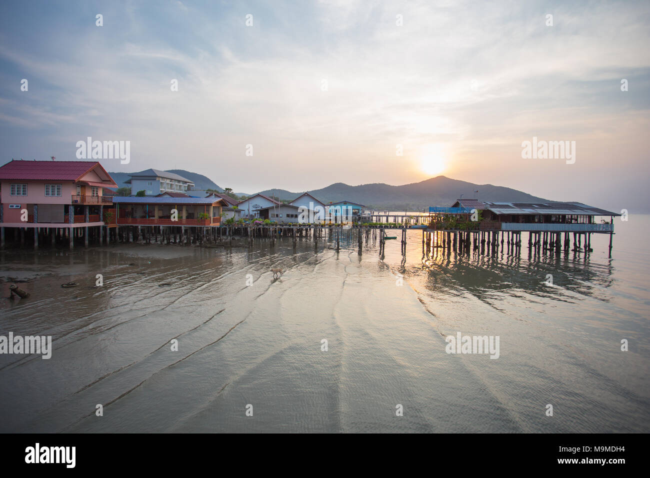 Home Aufenthalt am Strand in Thailand mit Sonnenuntergang Stockfoto