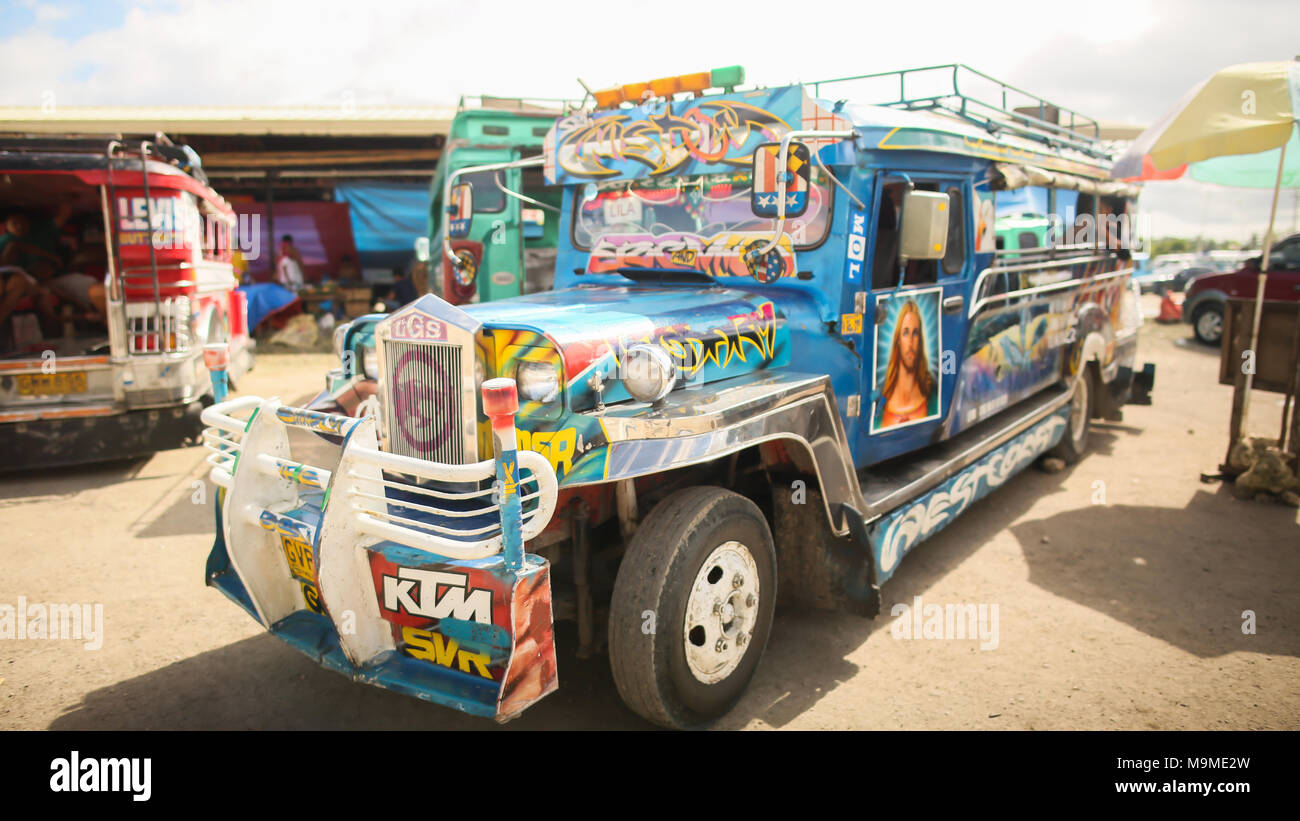 Manila, Philippinen - Januar 5, 2018: Jeepney ist das beliebteste öffentliche Verkehrsmittel auf den Philippinen. Stockfoto