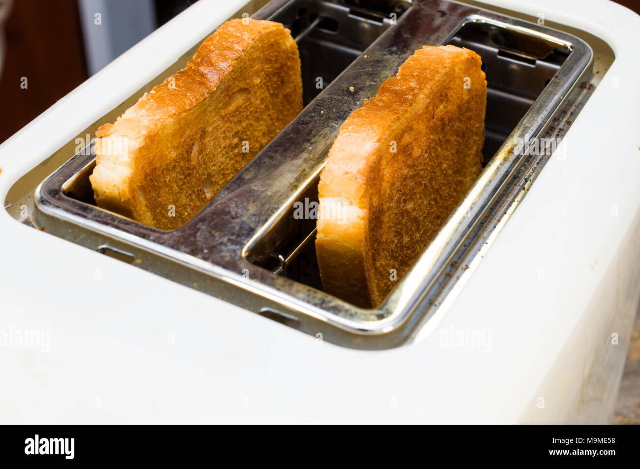 Toast Brot in den Toaster Stockfoto