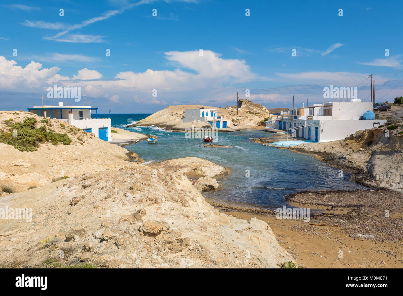 Bucht von Agios Konstantinos an der Küste der Insel Milos. Kykladen, Griechenland. Stockfoto