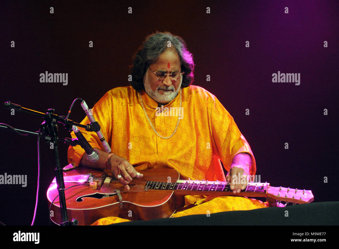 Vishwa Mohan Bhatt auf der Bühne während der Cross Culture Festival, Warszawa, Polen. Stockfoto