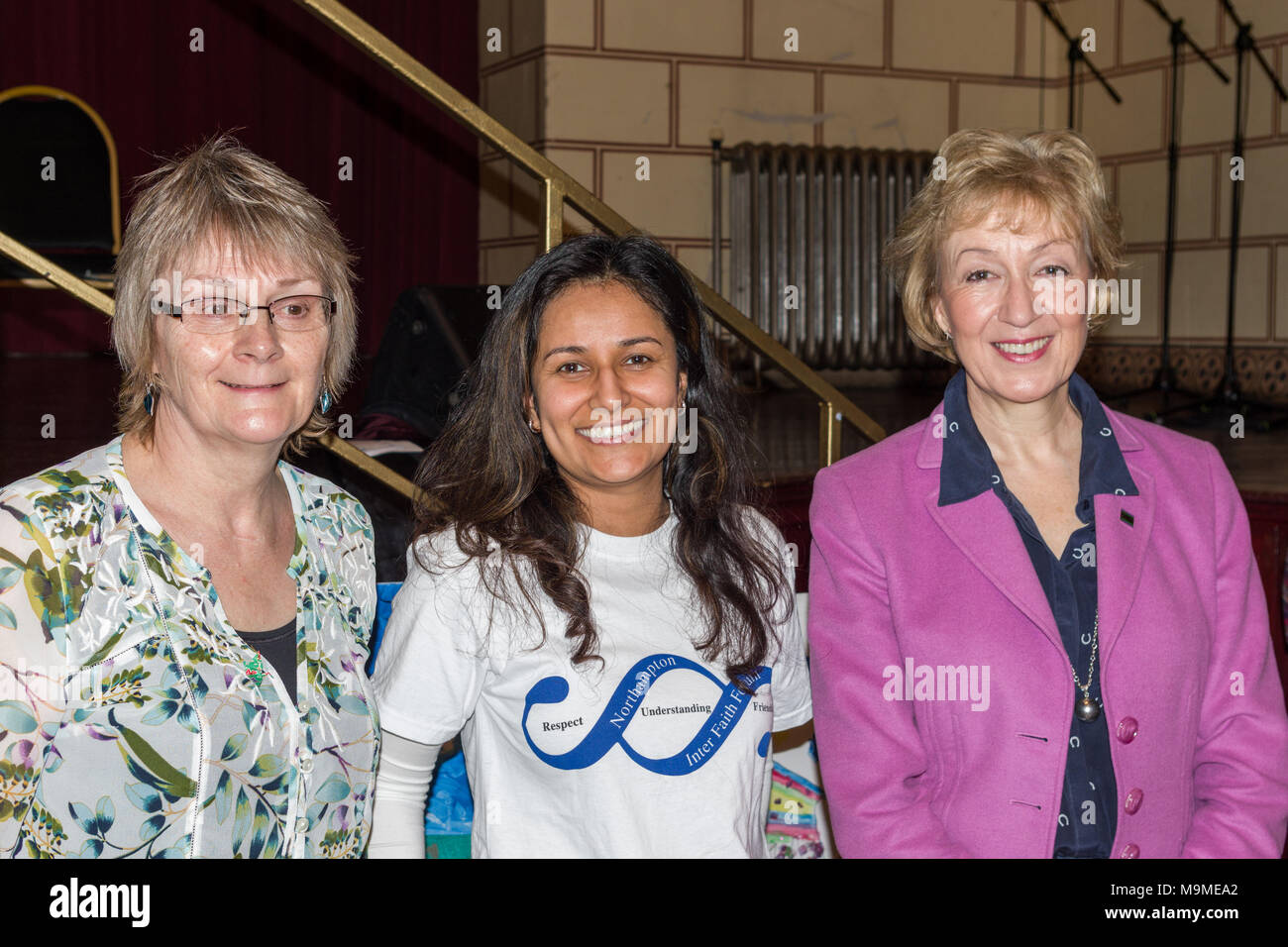 Teilnehmer an der Veranstaltung des Internationalen Frauen mit der lokalen MP Andrea Leadsom rechts; Northampton Guildhall, UK. Stockfoto