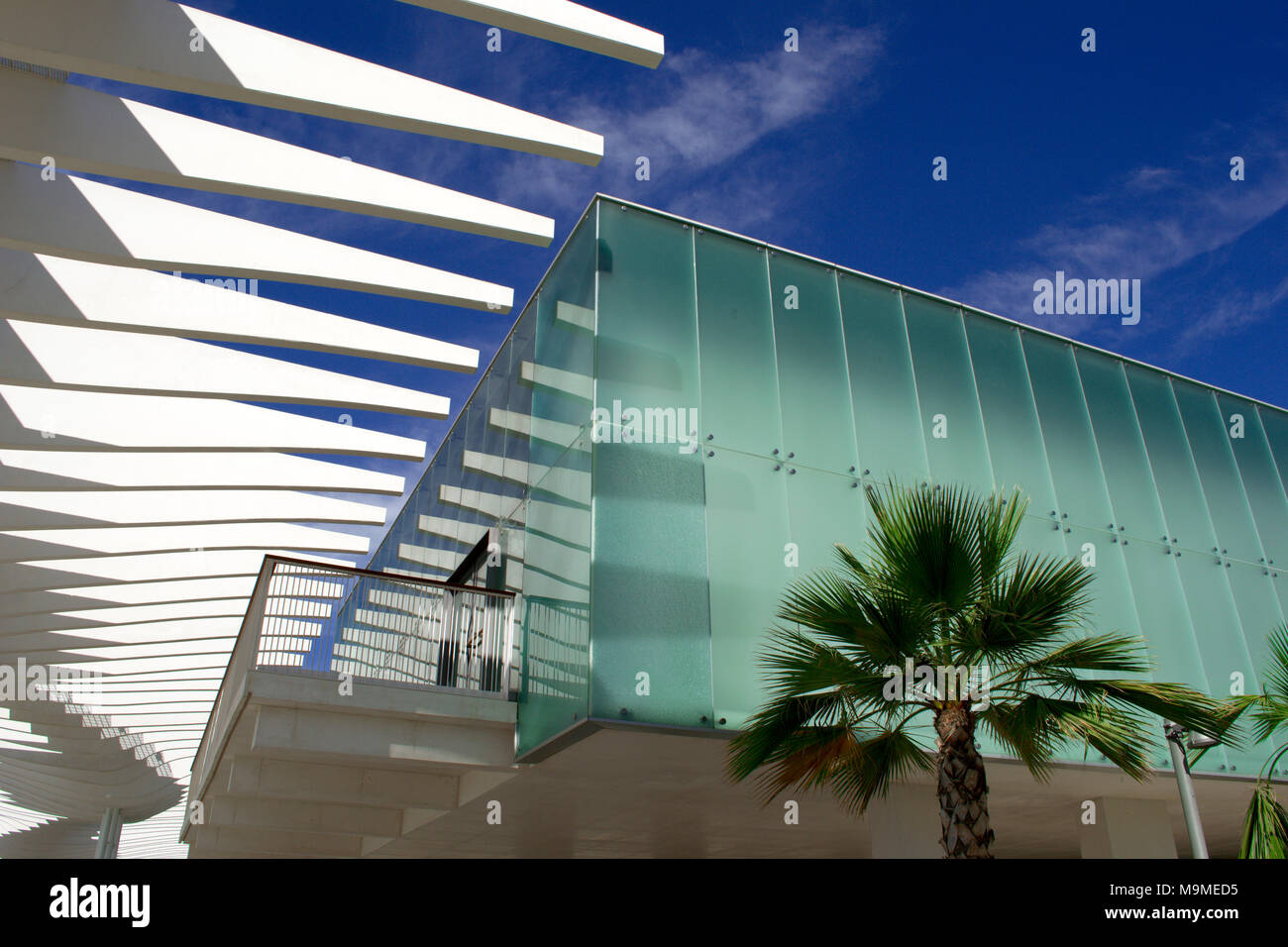 Gehweg Dach und modernes Gebäude in Malaga, Spanien Lattenrost Stockfoto