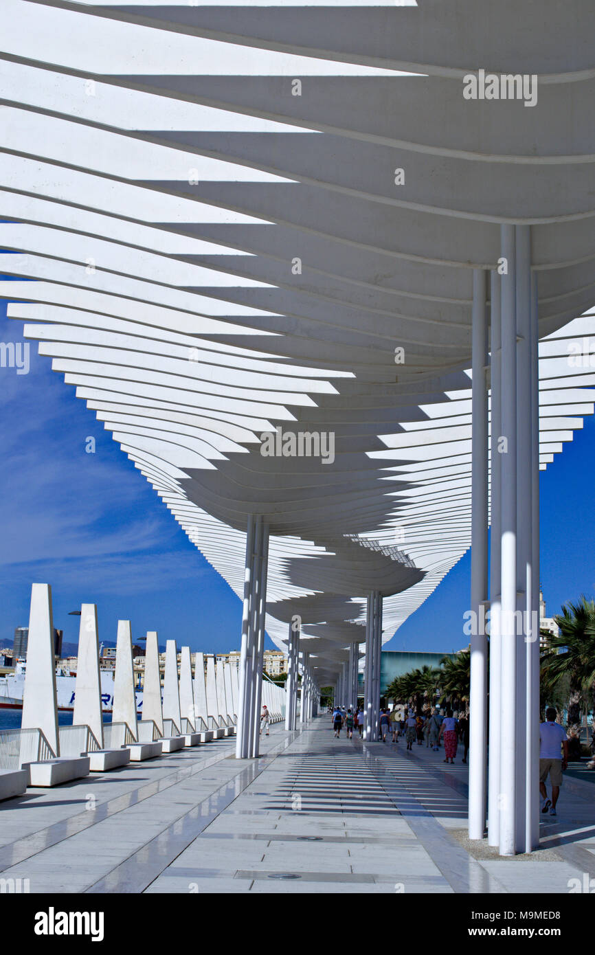 Überdachte Promenade am Hafen von Malaga, Spanien an einem hellen Sommer Stockfoto