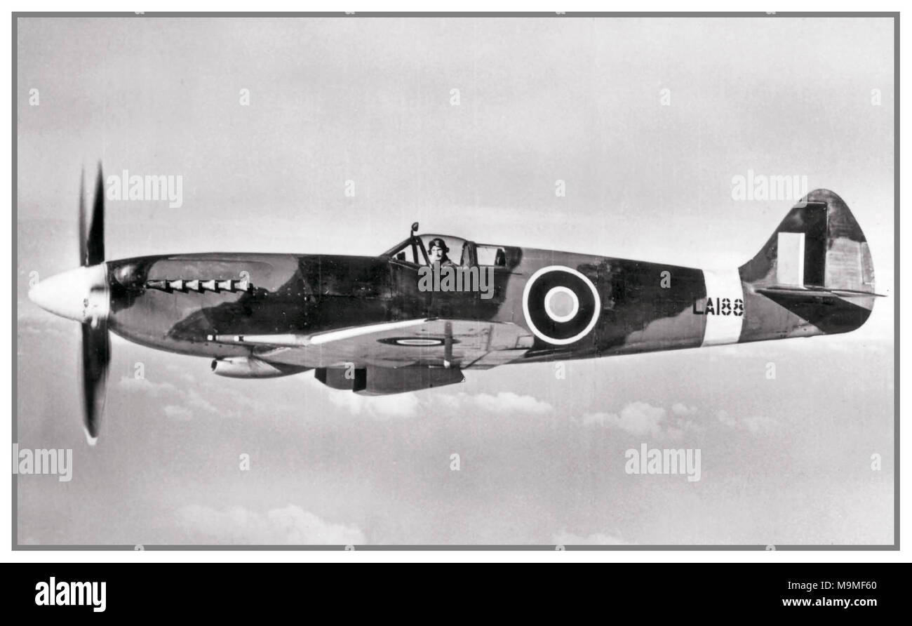 1940 RAF WW2 Supermarine Spitfire F.21 LA 188 während eines Fluges in 1944. Stockfoto