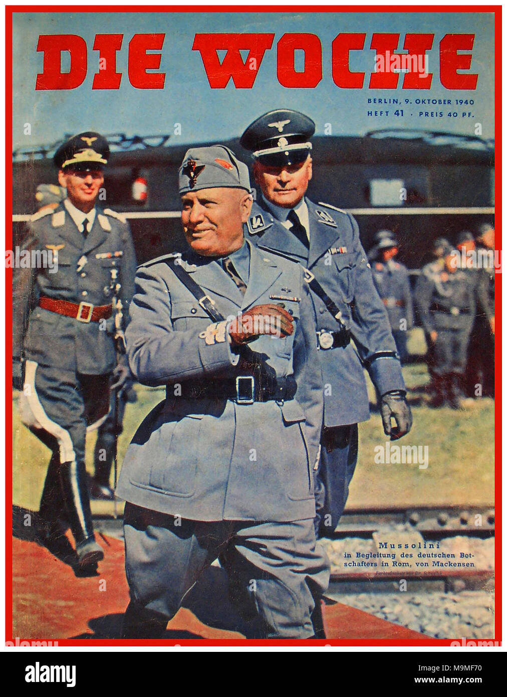 1940 MUSSOLINI Militäruniform die Woche Deutsch WW2 Nazi Propaganda Magazin. Mussolini, begleitet vom deutschen Botschafter in Rom, dem deutschen Nazi-General Eberhard von Mackensen Stockfoto