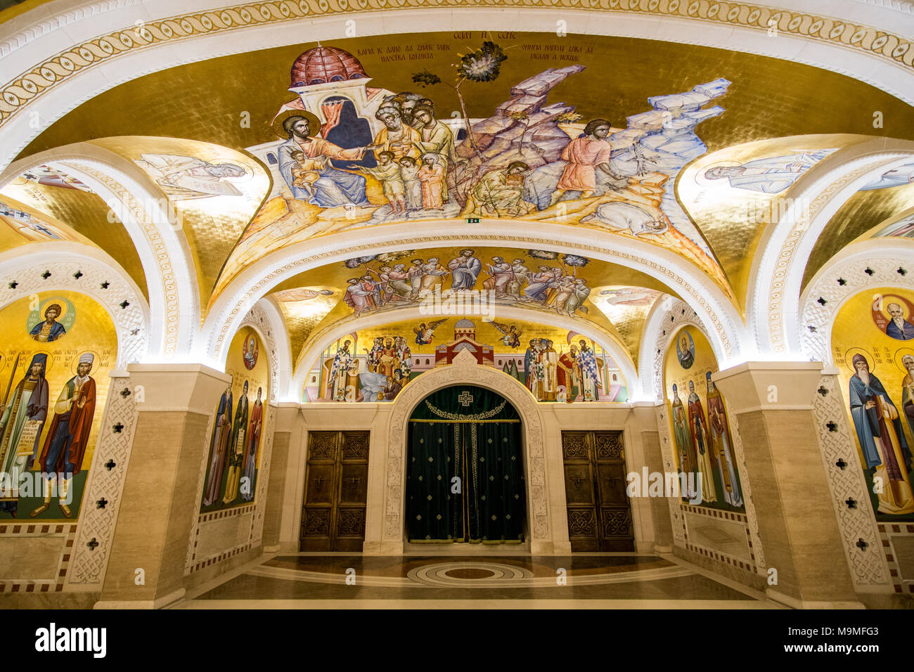 Belgrad, Serbien - Februar 23, 2018: Unterirdische Gruft der orthodoxen Kirche des Heiligen Sava in Belgrad, Serbien Stockfoto