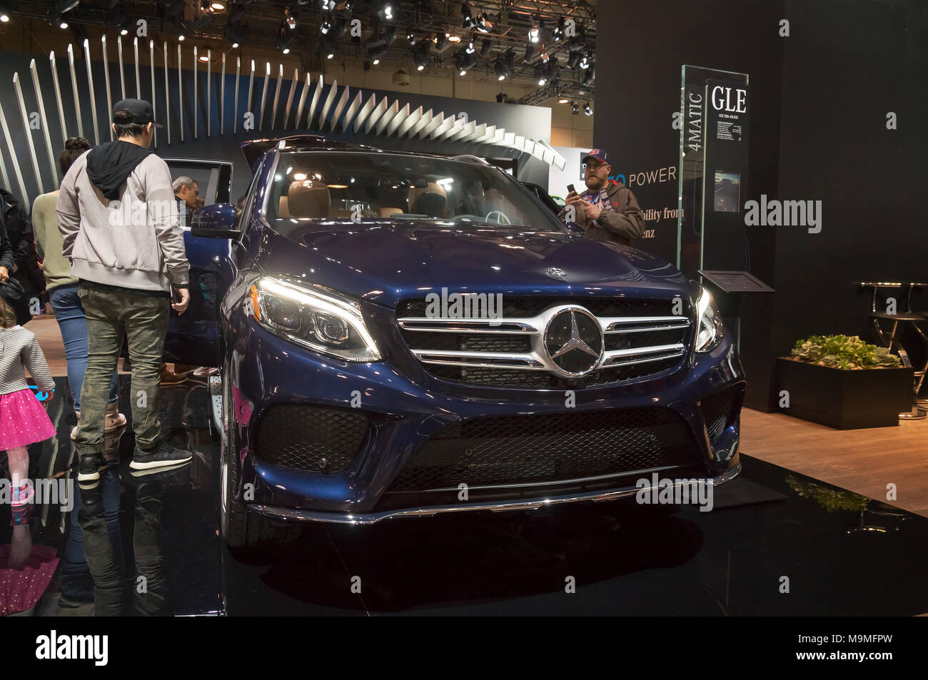 Toronto, Kanada - 2018-02-19: Besucher von 2018 Canadian International AutoShow neben dem Mercedes GLE Premium-SUV auf dem Mercedes-Benz Exposition angezeigt Stockfoto