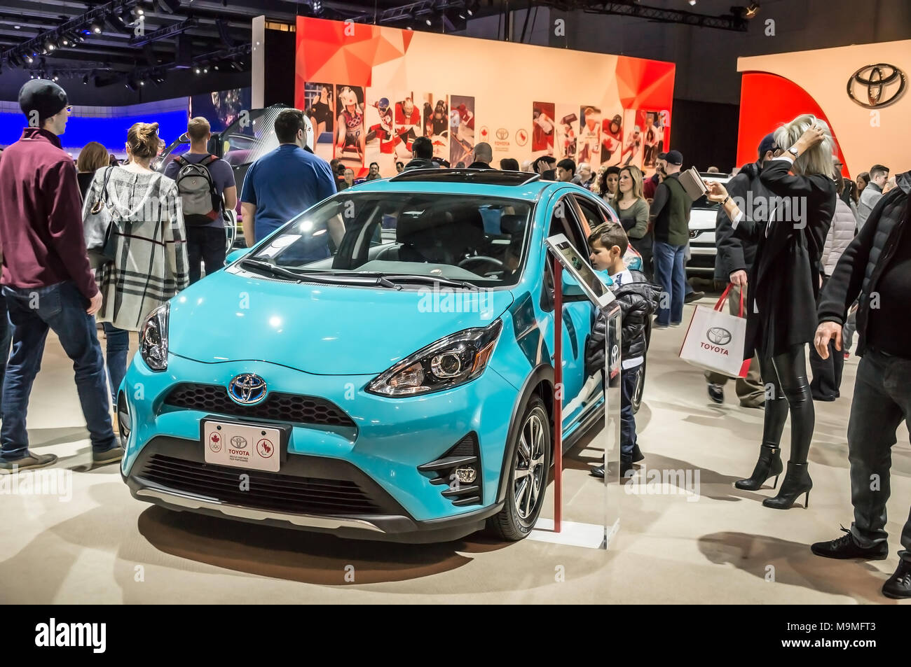 Toronto, Kanada - 2018-02-19: Besucher von 2018 Canadian International AutoShow rund um den Prius c Kleinwagen hybrid Auto auf die Toyota Motor Corporation Exposition Stockfoto