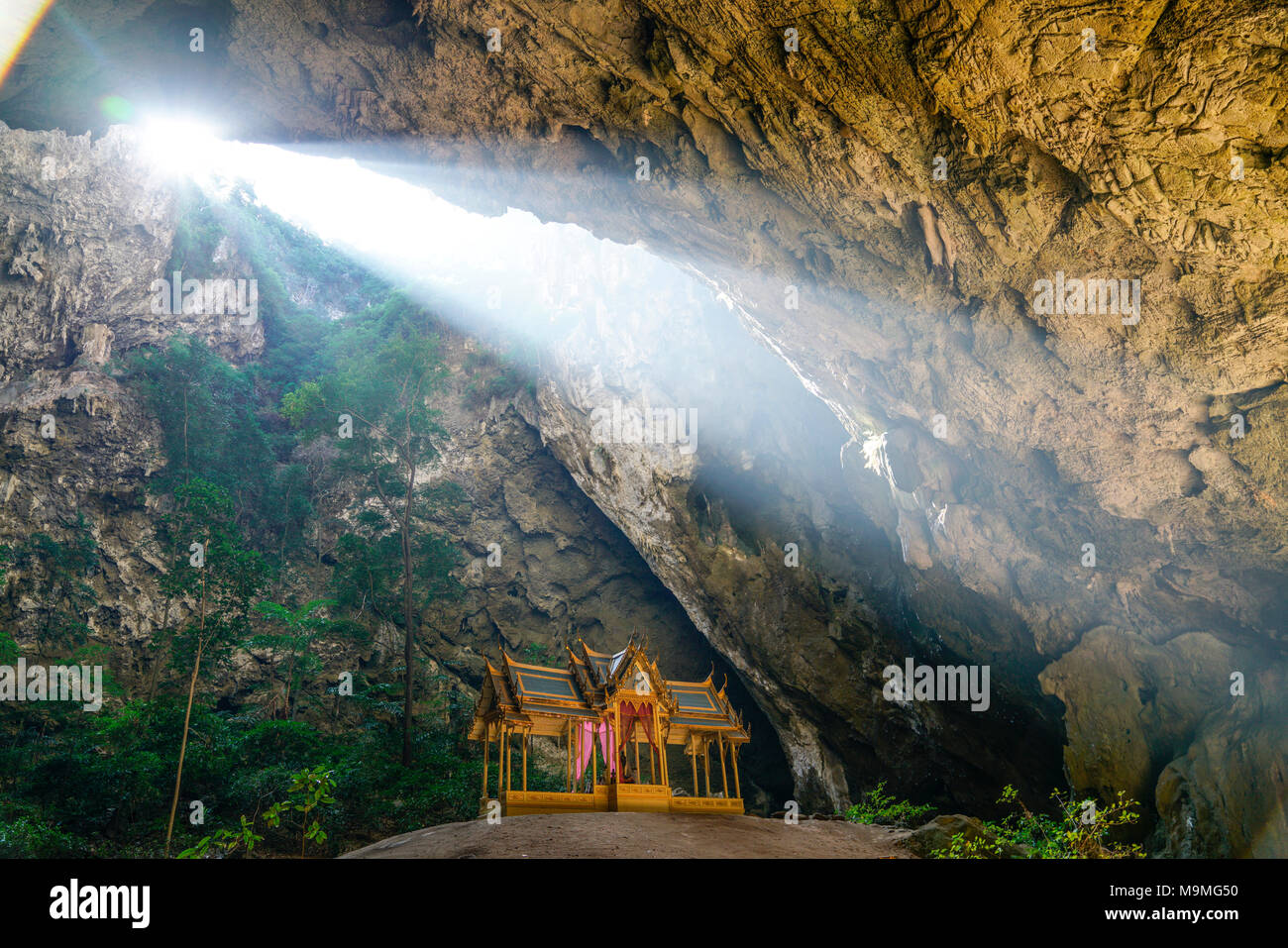 Foto bei 10 am Morgen in Phraya Nakhon Höhle genommen Stockfoto