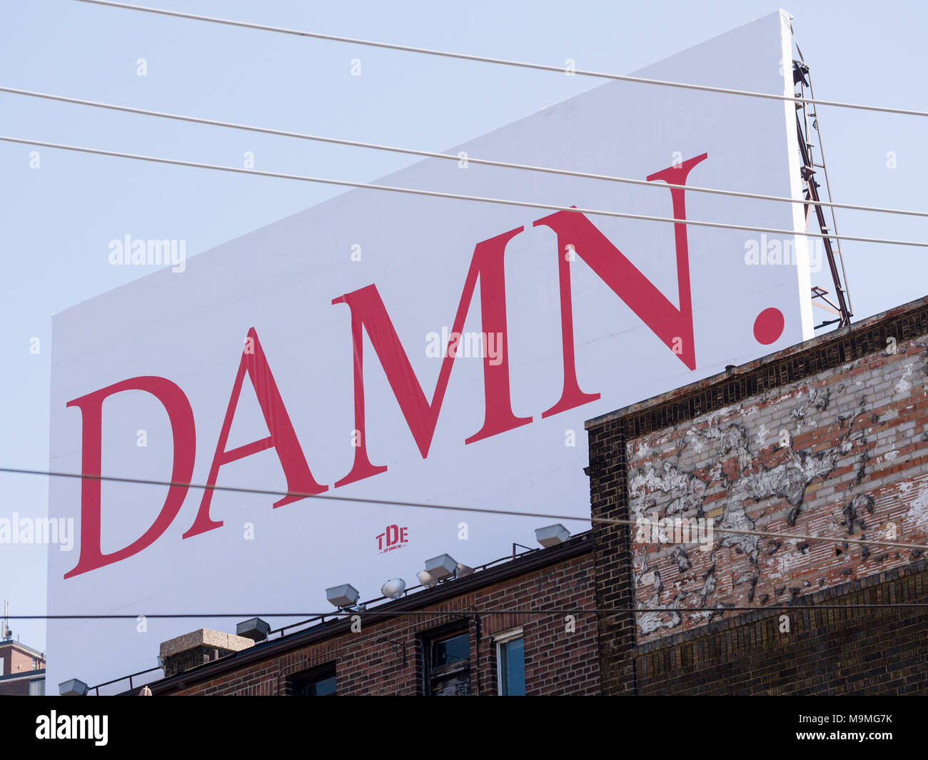 Verdammt. Gardner Expressway sichtbar Anschlagtafel: ein großes Plakat mit dem einzigen Wort verdammt in großen, roten Buchstaben ziert ein altes Gebäude in der Altstadt von Toronto. Es ist eine Anzeige für eine neue Kendrick Lamar Album. Stockfoto
