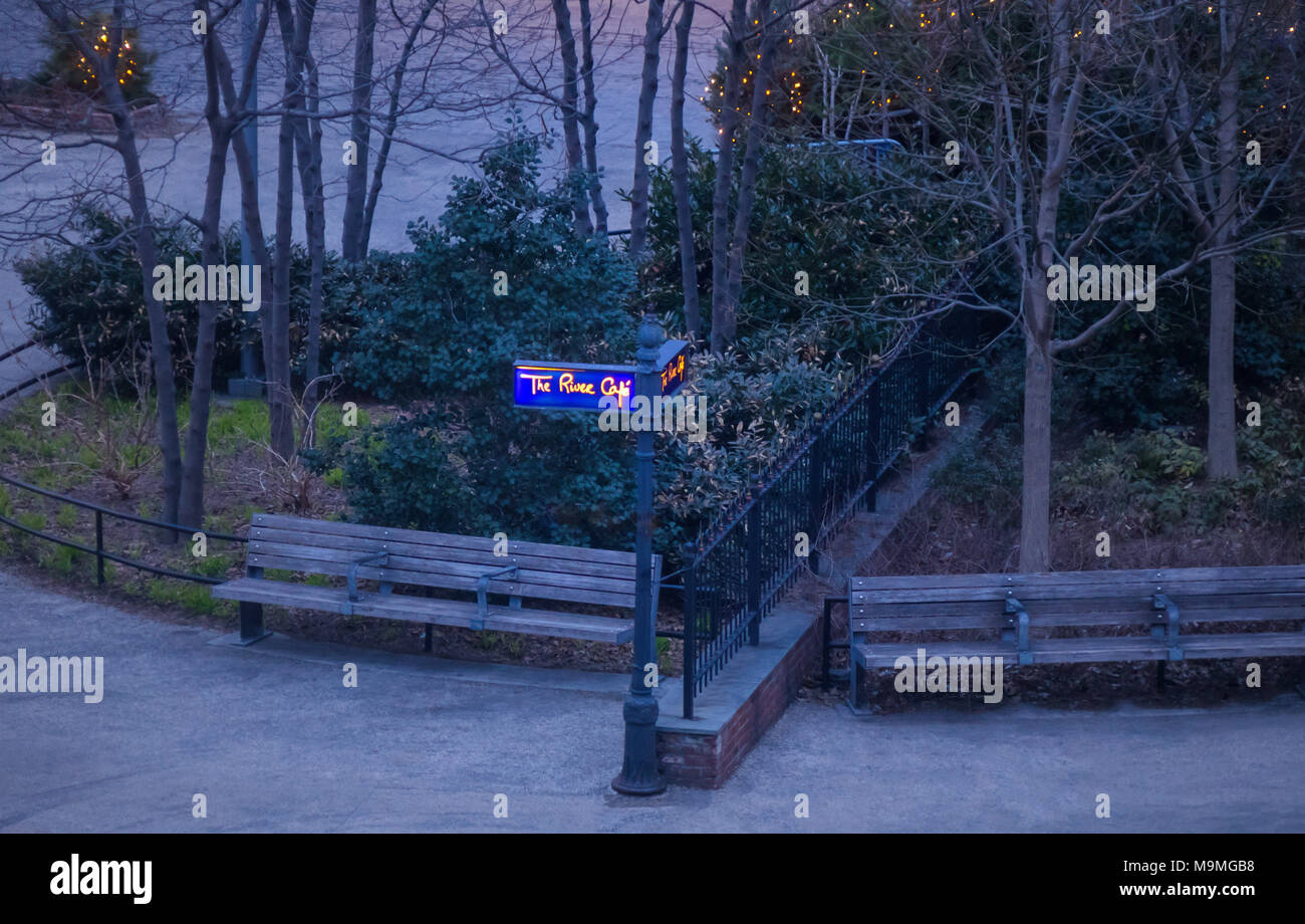 Beleuchtete Zeichen für das River Café in Dumbo Brooklyn Stockfoto