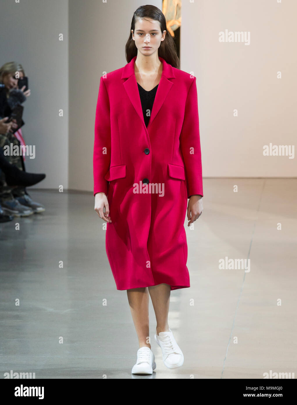 NEW YORK, NY - Februar 08, 2018: Chiara Corridori geht der Start- und Landebahn am Mittag von Noor Herbst Winter Mode 2018 Show während der New York Fashion Week Stockfoto